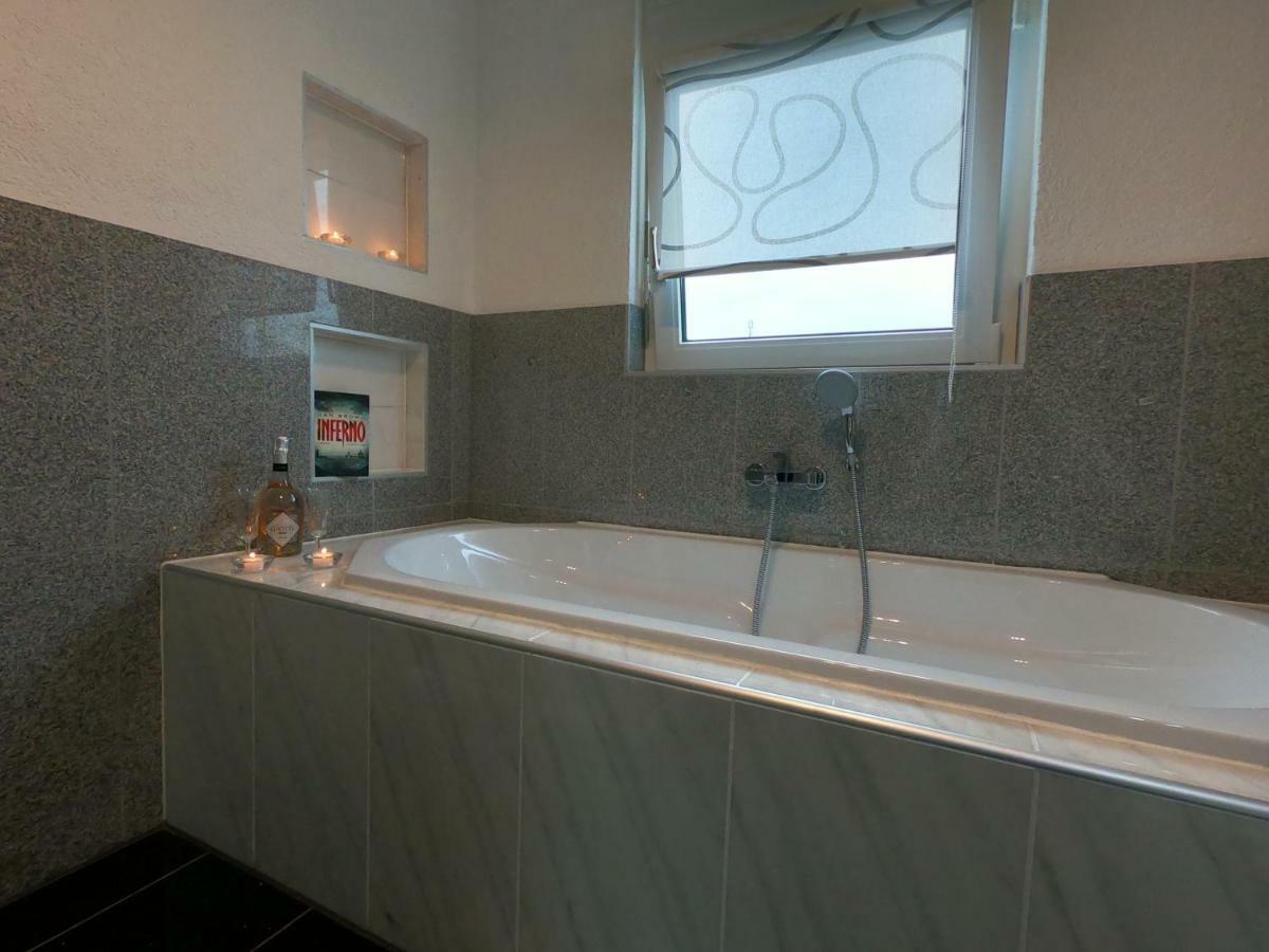 Moderne Helle 2,5 Zimmer Wohnung Mit Grossem Bad Und Kueche In Trossingen Exteriér fotografie